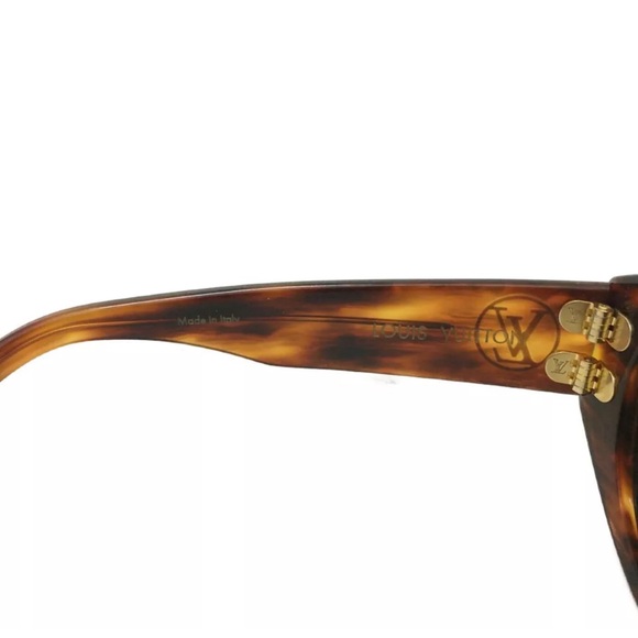 Authentic Louis Vuitton LV Sunglasses Small no scratch in very good condition. 💝 - Picture 6 of 7